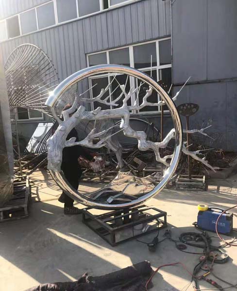 阜陽(yáng)不銹鋼雕塑廠家的雕塑作品在藝術(shù)創(chuàng)作中的情感表達(dá)與審美價(jià)值是什么？